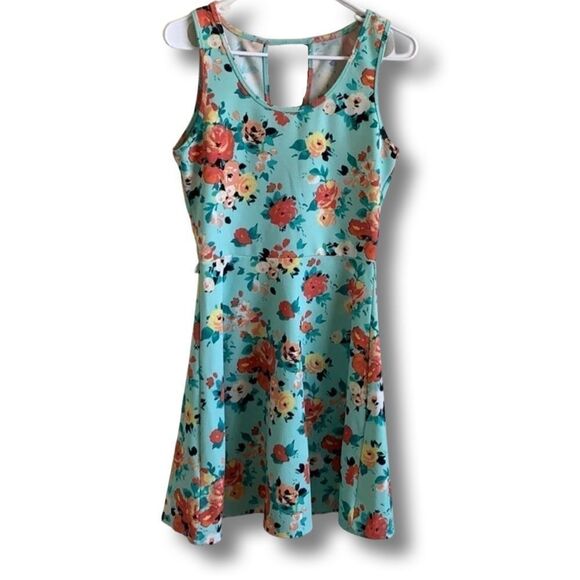 Cute summery dress - Picture 2 of 6